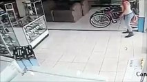شاهدوا كيف سرقت هذه المرأة حاسوب كامل دون أن يلاحض أحد
