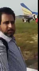 آج صبح شاہین ایر لائین NL142 کے پائیلٹ نے لاہور ائرپورٹ پر جہاز رن کی بجاۓ کچے میں اتار دیا. جہاز کے تمام ٹائیر پھٹ گۓ