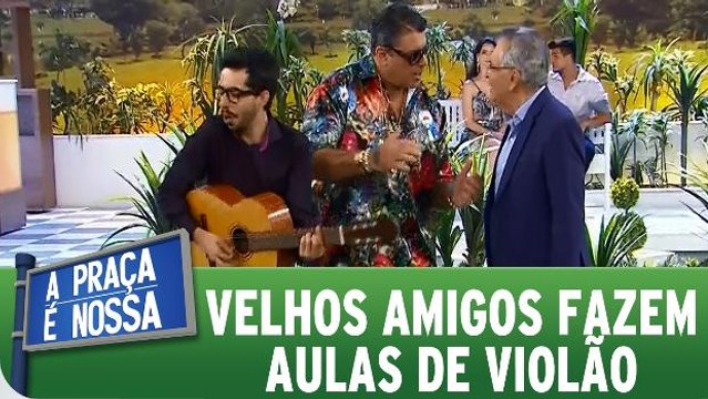 Velhos Amigos fazem aulas de violão juntinhos