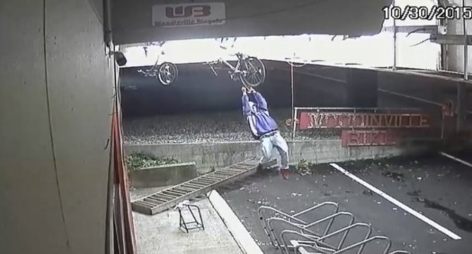 Un voleur de vélo essaie tout ce qui est possible