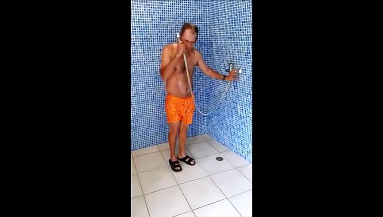 Falando ao telefone no banho