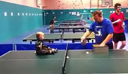 Un futur champion de ping pong