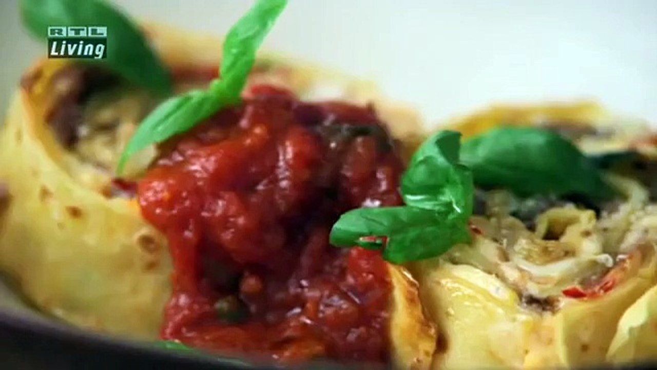 Pfannkuchen Nidi mit Tomatensoße