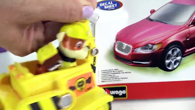 Çizgi Film Paw Patrol Rubble ve Chase Jaguar XF araba yapıyor