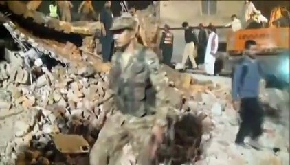 Pakistan : une usine de sacs en plastique s'effondre et tue au moins 16 employés