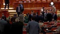 رئيس وزراء رومانيا يستجيب لمطالب المتظاهرين ويستقيل