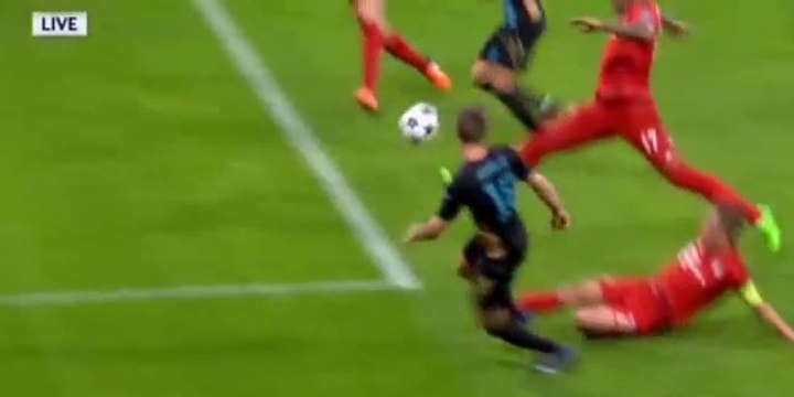 Mesut Özil Disallowed Handball Goal | Bayern München vs Arsenal 04.11.2015 HD