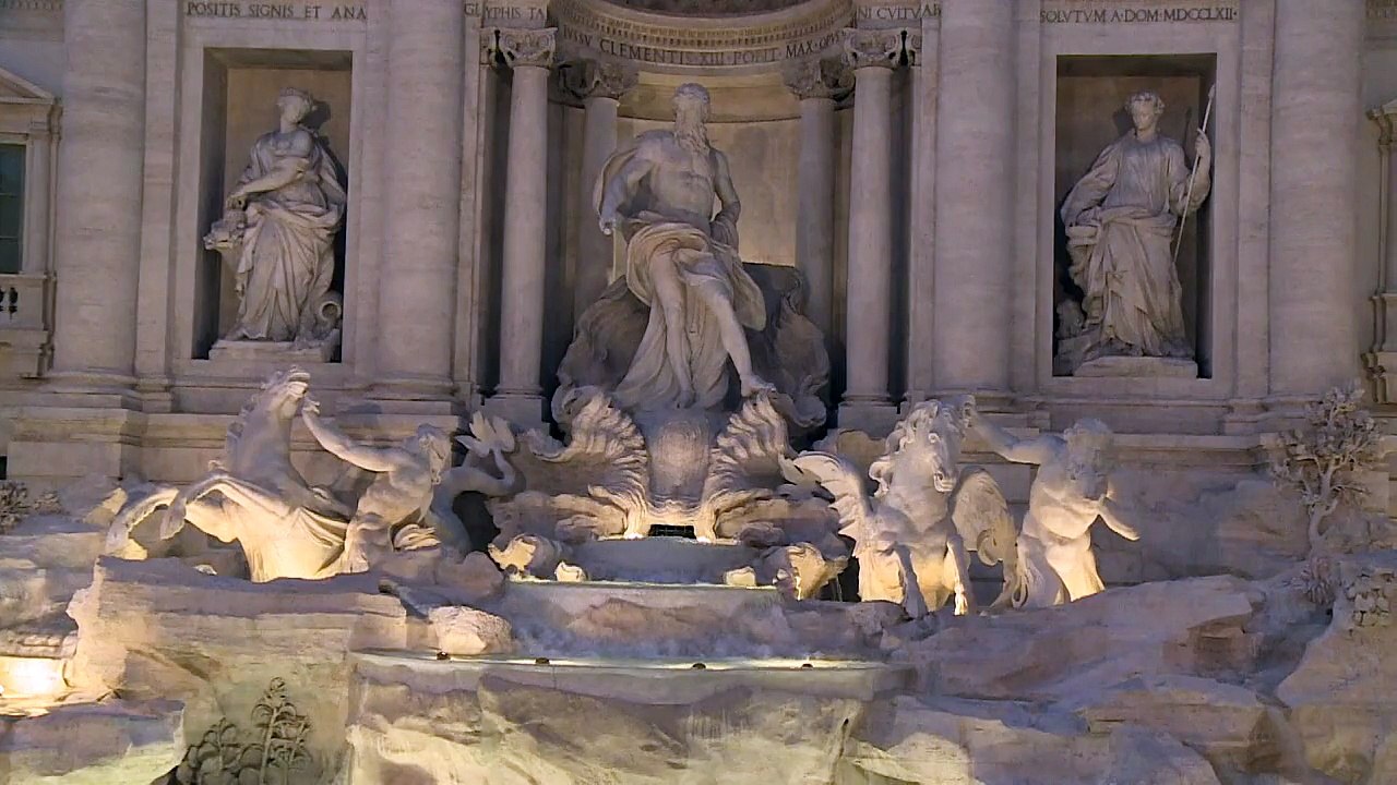 Berühmter trevi-brunnen sprudelt wieder