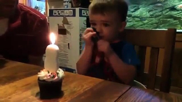 Малыш не мог задуть свечу. Отец нашел выход