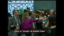 Manifestante joga dólares falsos em Eduardo Cunha