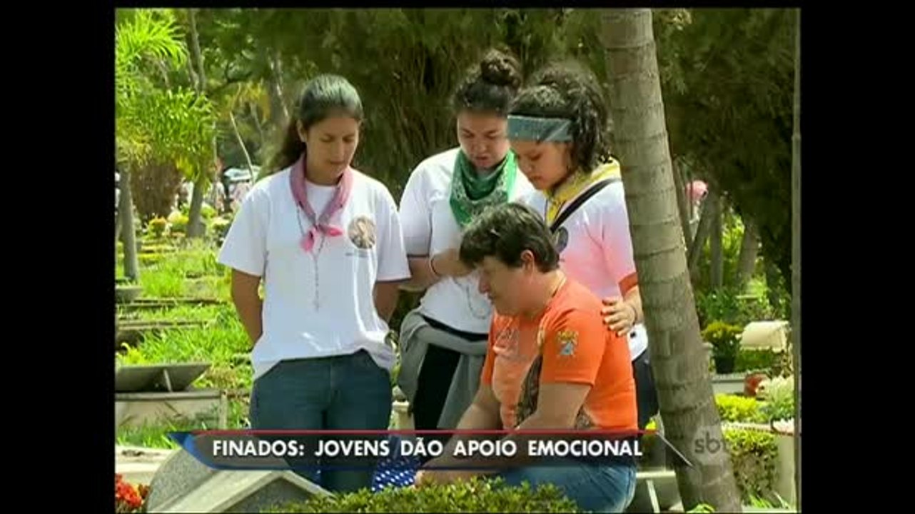 Brasília: Moradores recebem apoio emocional de voluntários no Dia de Finados