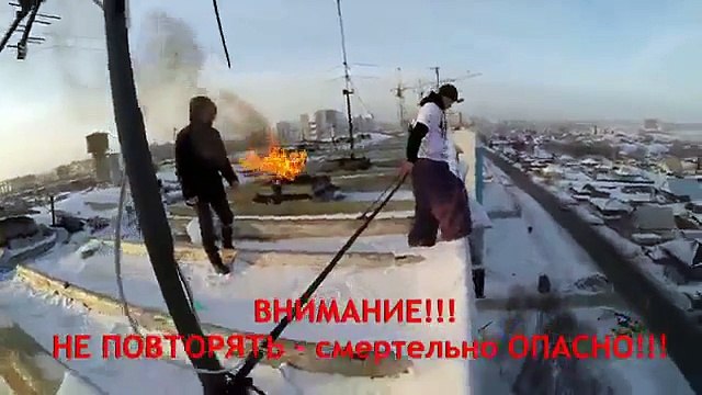 Un homme en feu se jette du toit d'un immeuble