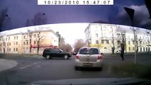 Angry pedestrian attacks Toyota Yaris in Russia