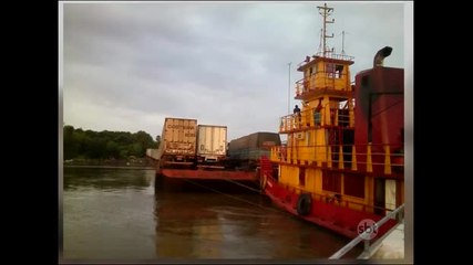 Balsas desgovernadas destroem casas no Pará