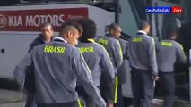 Neymar golpea un niño accidentalmente y le regala un balón autografiado • 2015