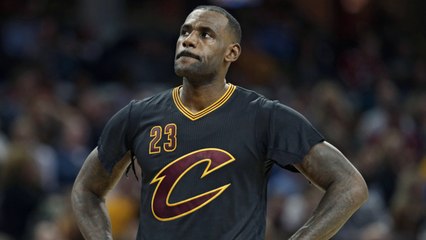 Tải video: For Three: LeBron Rips Sleeves, Knicks