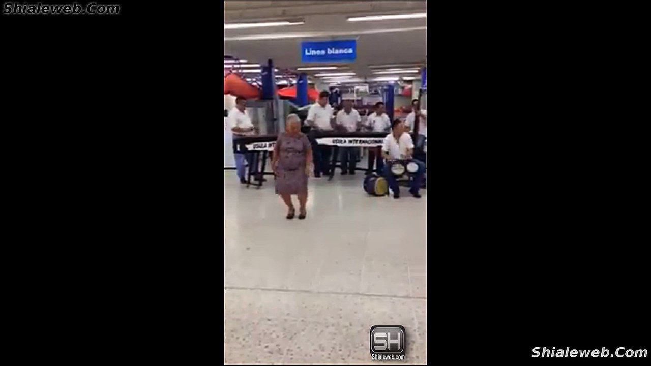 UNA ABUELA BAILANDO AL RITMO DE UNA CANCION INTERPRETADA POR UNA BANDA MUSICAL NOVIEMBRE 2015