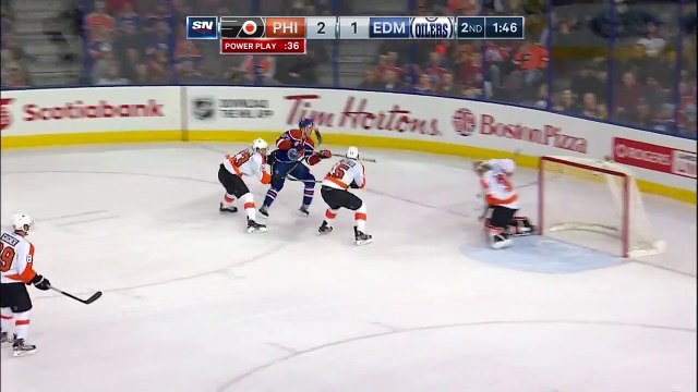 Un joueur de Hockey se casse l'épaule en plein match. Choc violent!