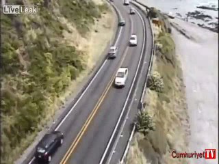 Tekneye çarpıp uçuruma yuvarlandı