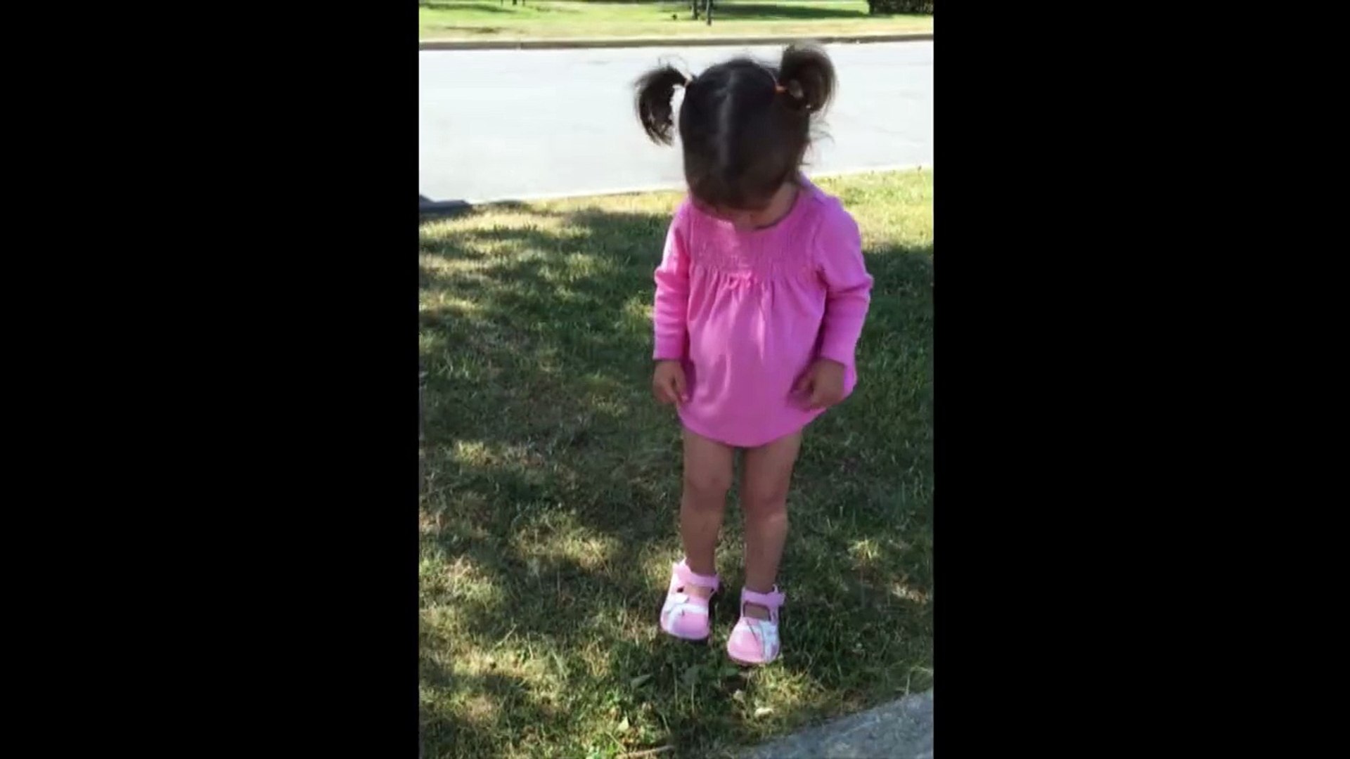 Une petite fille avec des chaussures qui couinent se demande d'ou vient le  bruit! Adorable... - Vidéo Dailymotion