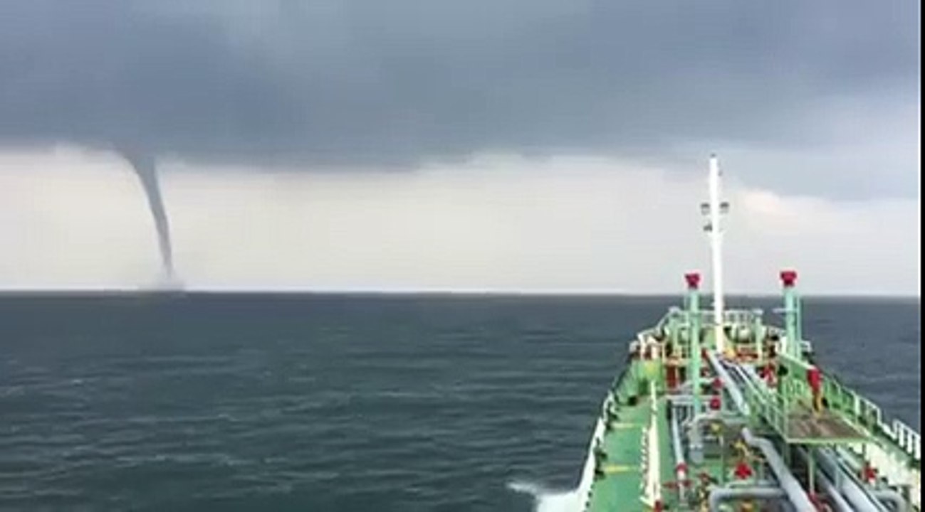 Waterspout พายุงวงช้าง ‪#‎ประจวบคีรีขันธ์‬ (5/11/58)
