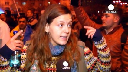 Lemondott a kormányfő, de tovább tüntetnek Romániában