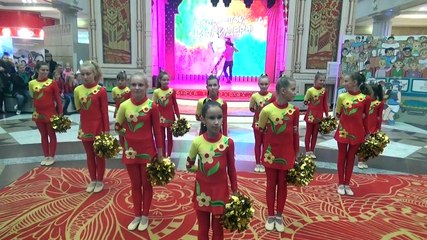 Выступление группы поддержки чирлидерш