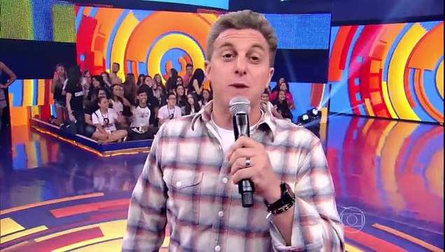 Demi Lovato é recebida por Luciano Huck no Caldeirão