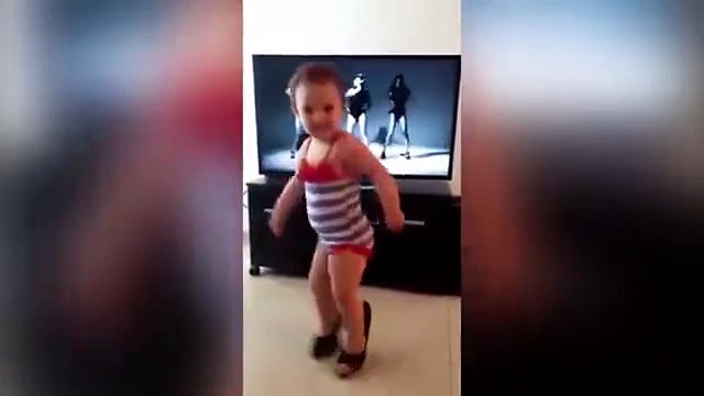 Une fillette danse avec les chaussure à talon de sa maman!!! Trop mignon