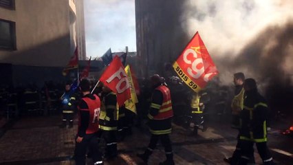 Manif des pompiers à Lille : les pompiers à l'assaut de la gare lille-flandres