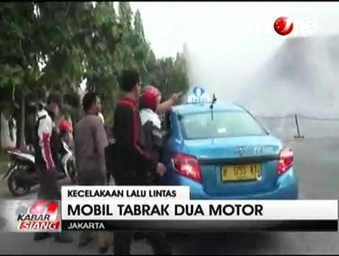 Mobil Mewah Keluarkan Api Usai Tabrak Dua Pengendara Motor