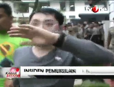 Pukul Wanita di Tengah Unjuk Rasa, Pria Ini Dihajar Para Demonstran