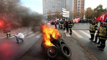 Colère des pompiers à Lille : ils envahissent les voies