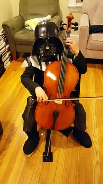 Dark Vador joue le theme de Star Wars au violoncelle