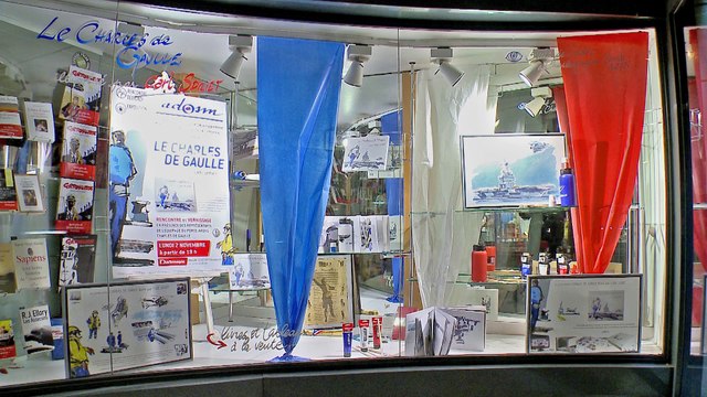 Séance de dédicaces au profit de l'ADOSM du livre Le Charles de Gaulle de Carl Spriet.