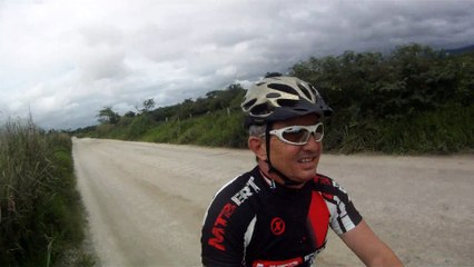 Lonely cyclist, Ciclista solitário, hoje na lama e chuva, nas várzeas do Rio Paraíba do Sul, (4)