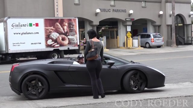 Elle refuse de donner son numéro, mais quand elle voit sa Lamborghini elle change d'avis