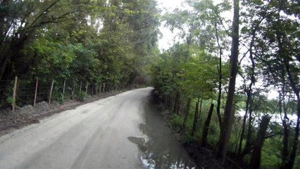 Lonely cyclist, Ciclista solitário, hoje na lama e chuva, nas várzeas do Rio Paraíba do Sul, (2)