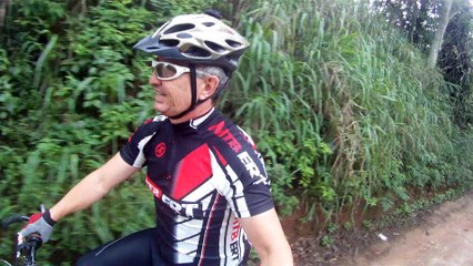 Lonely cyclist, Ciclista solitário, hoje na lama e chuva, nas várzeas do Rio Paraíba do Sul, (7)
