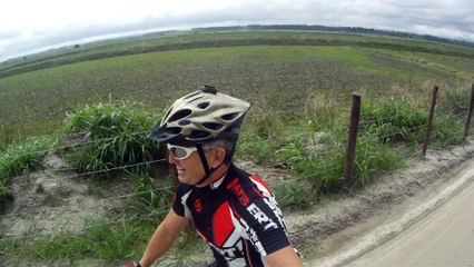 Lonely cyclist, Ciclista solitário, hoje na lama e chuva, nas várzeas do Rio Paraíba do Sul, (9)
