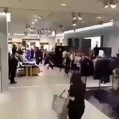 Emeute dans un H&M à  Paris pour la vente de la collection capsule Balmain