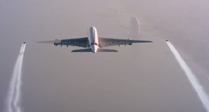 L'incroyable vol en jetpack à côté d'un Avion A380