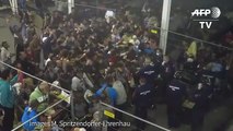 Réfugiés Migrants: La police hongroise jete de la nourriture aux migrants food thrown by p
