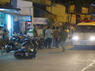 Nhân viên quán nhậu nện vỡ đầu người va chạm giao thông