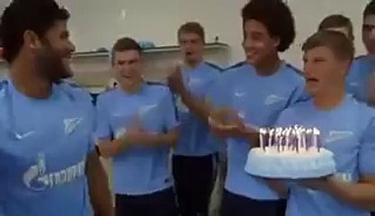 Esto pasa cuando Hulk sopla las velas del pastel