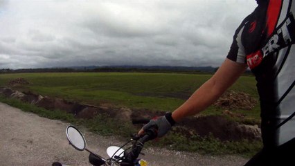 Lonely cyclist, Ciclista solitário, hoje na lama e chuva, nas várzeas do Rio Paraíba do Sul, (16)
