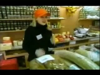 Парень поворачивает голову на 180 градусов.