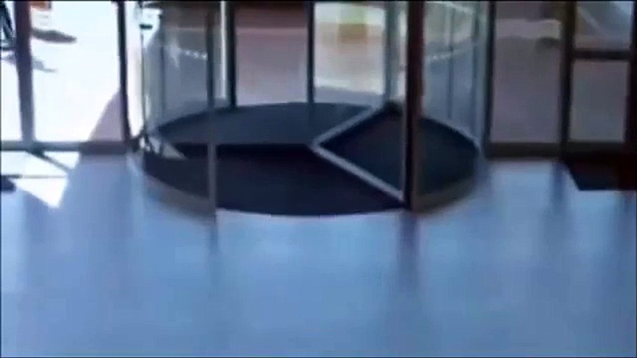 Женщина не заметила стеклянную дверь в торговом центре