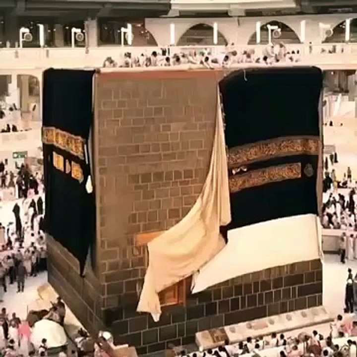 The changing of the Kaaba kiswa took place today whilst the pilgrims head to Arafat