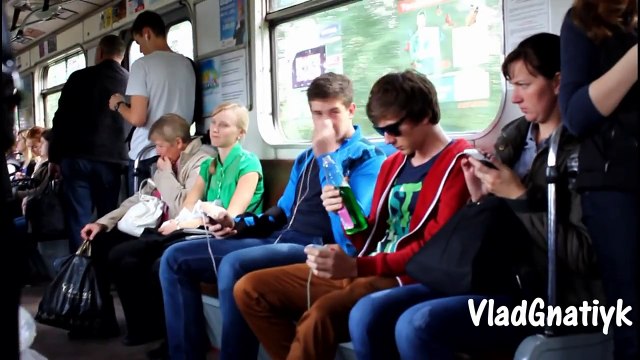 ПРАНК: Неловкие ситуации в метро (розыгрыш)